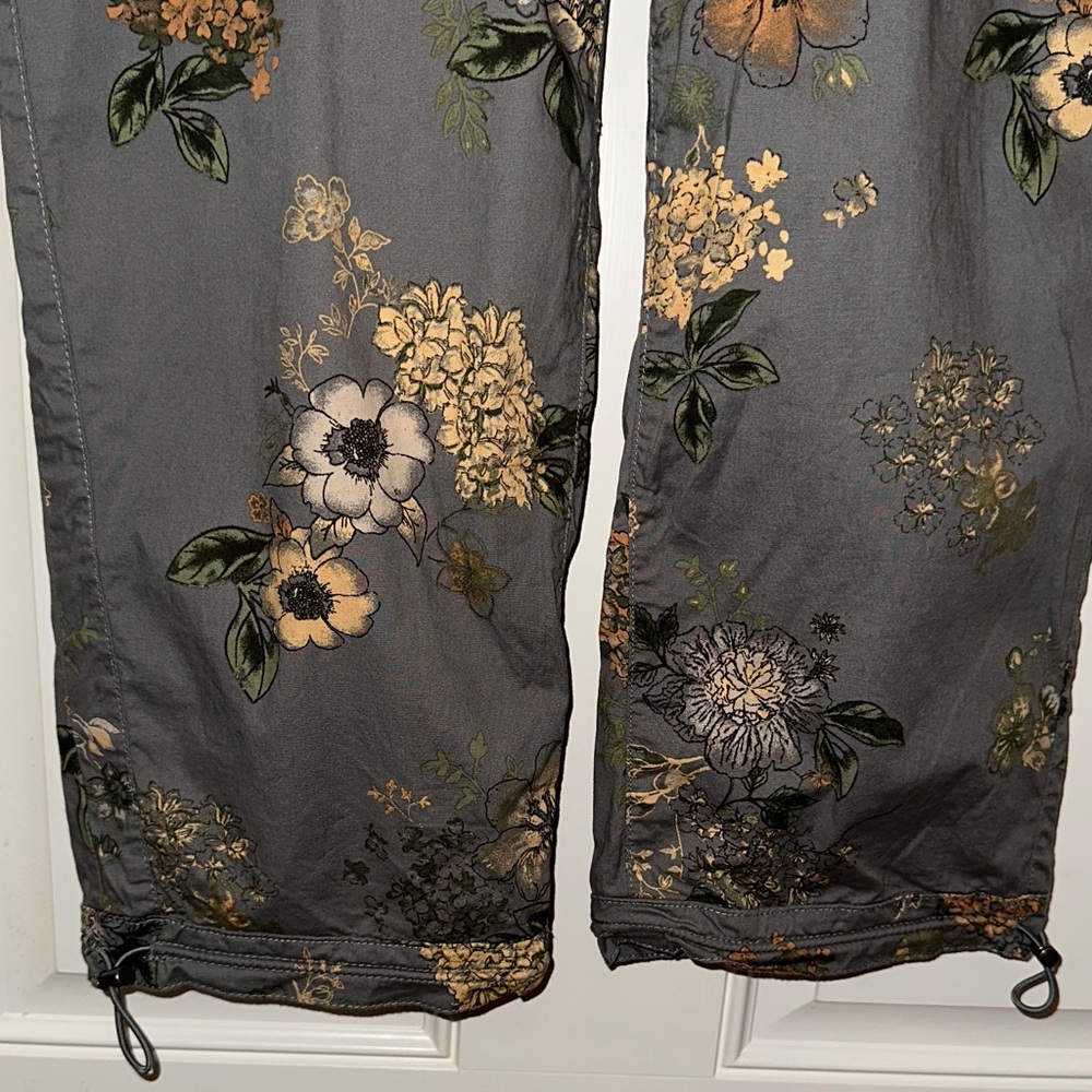 Democracy Olive Green Floral Cargo Pants - Picture 2 of 7